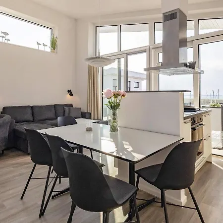 아파트 6 Person In