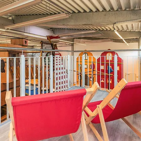 아파트 6 Person In